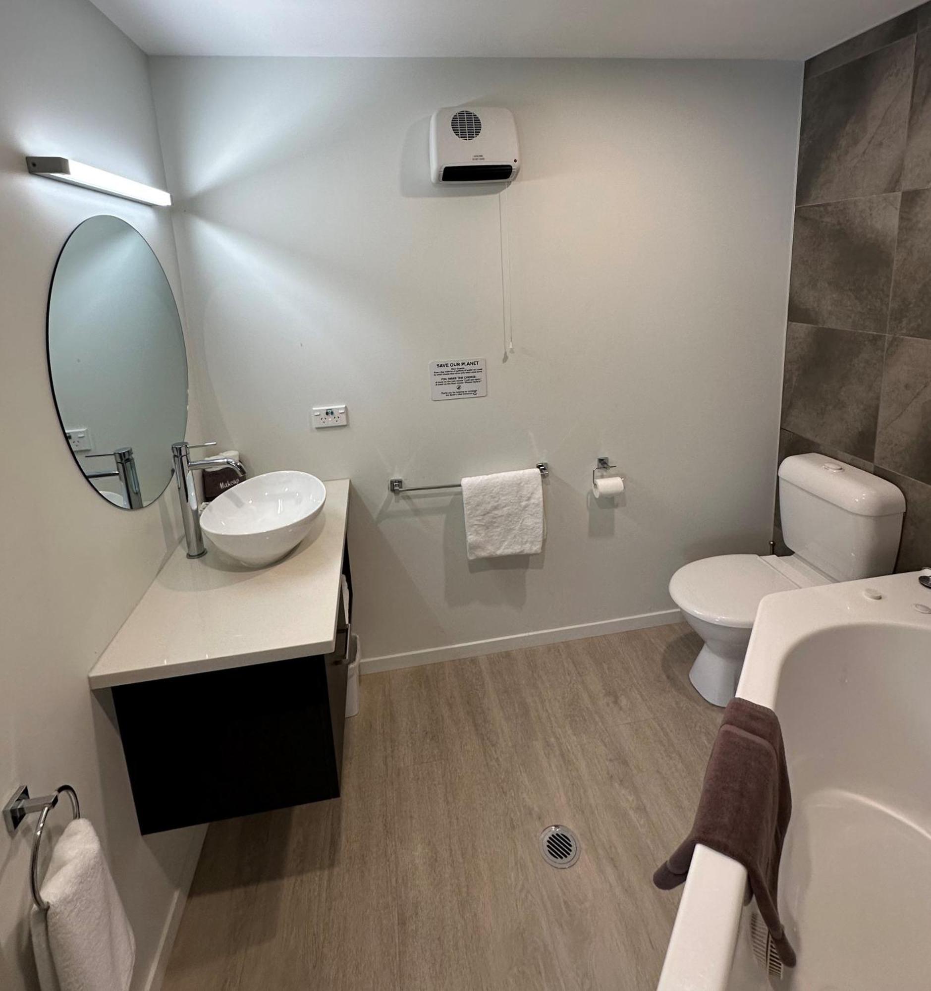 Baycourt Lakefront Motel Taupo Bagian luar foto